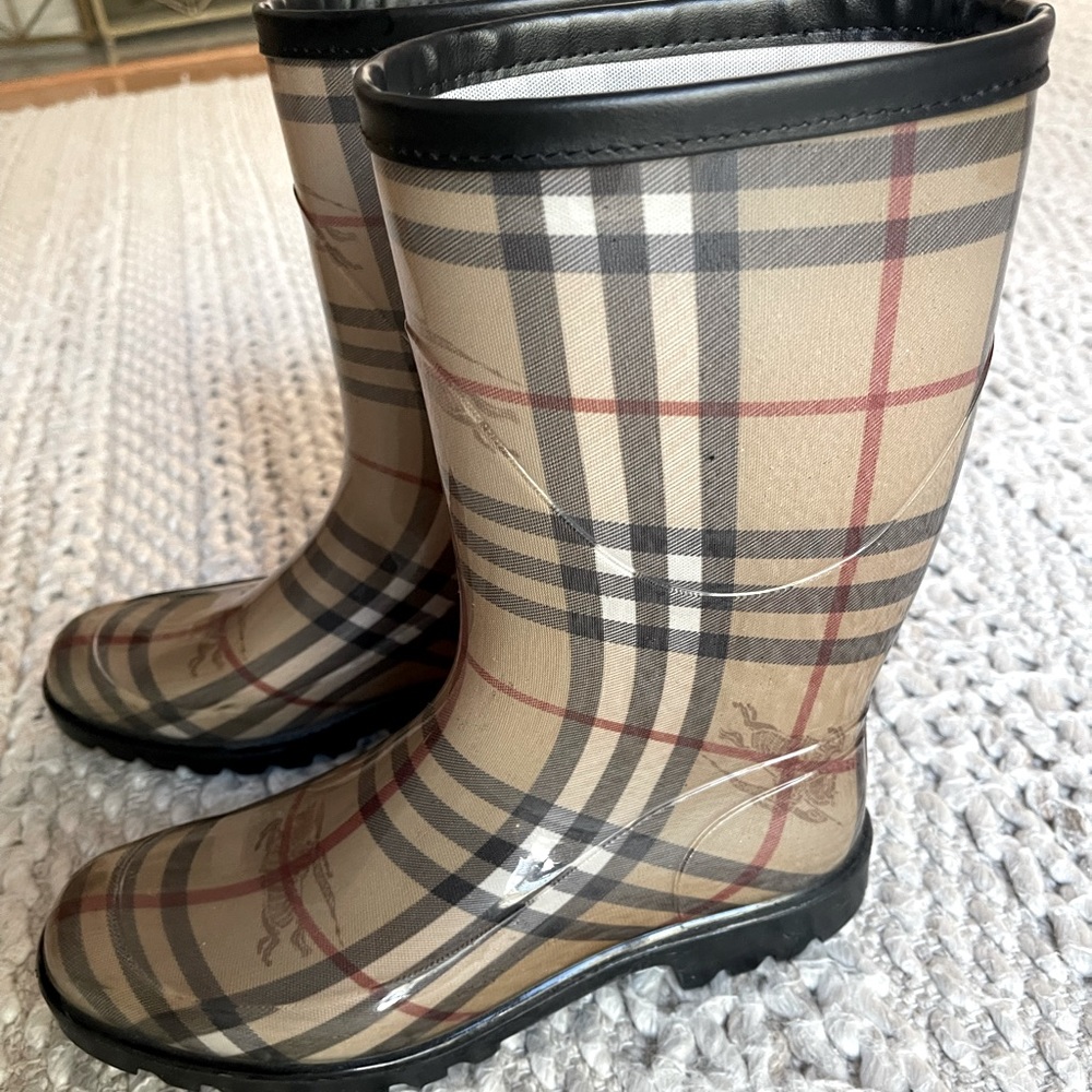 Burberry rain boots! In great condition!